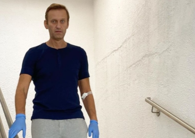  Nawalny wraca do zdrowia. Opublikował nawet zdjęcie ze spaceru po schodach