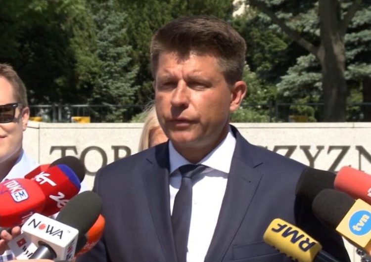 Wielki powrót Ryszarda Petru. Chciał się pochwalić fachowością, nie poszło mu z ortografią
