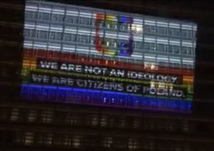  [video] Kłamstwo triumfuje. Iluminacja budynku KE w proteście przeciwko rzekomym 