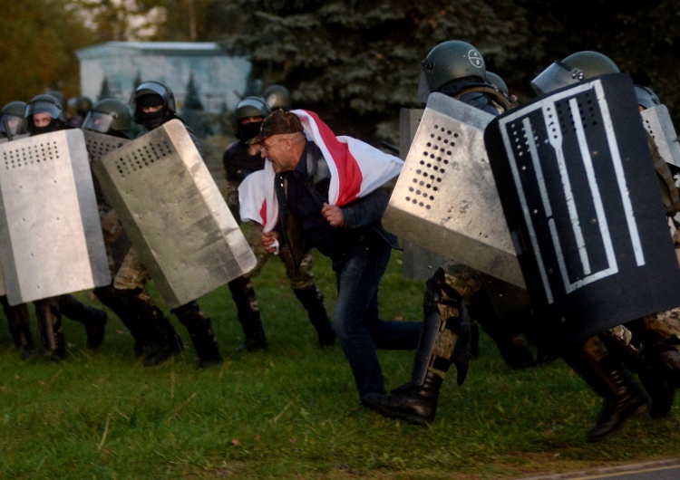  Białoruś: Zatrzymania wobec protestujących w Mińsku. Użyto armatek wodnych