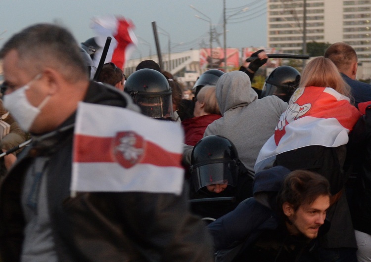  [Video] Marsz Kobiet. 73-letnia opozyjonistka nie pozwoliła wyrwać sobie flagi białoruskiej