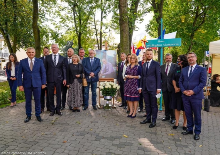 Plac im. Pawła Adamowicza w Białymstoku. Tadeusz Truskolaski, Rafał Trzaskowski, Jacek Jaśkowiak, Piotr Adamowicz, Magdalena Adamowicz, Aleksandra Dulkiewicz Białostoczanie nie zostawiają suchej nitki na władzach i ich 