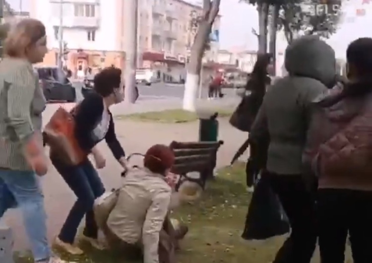  [video] Białoruscy milicjanci próbowali zatrzymać kobietę. Nie dali rady