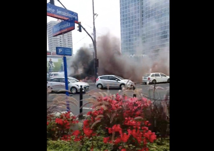  [WIDEO] „Niedługo będzie ostro”. Protest rolników w Warszawie. Odpalono race