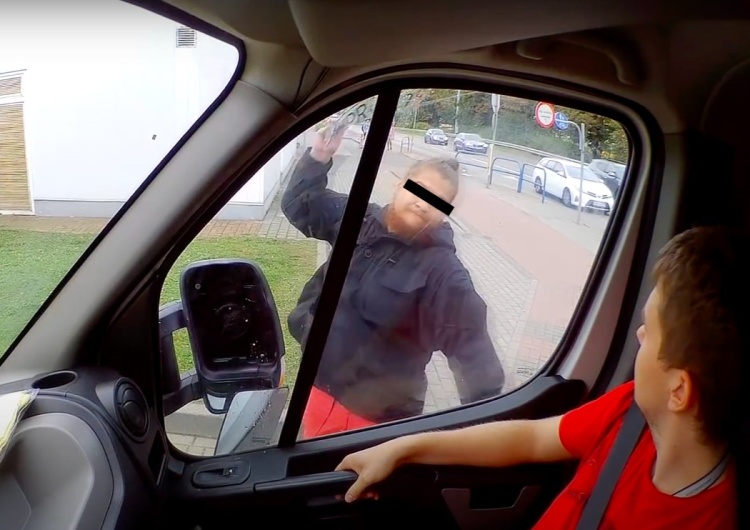  [WIDEO] Gdańsk: W szale zaatakował furgonetkę „Stop pedofilii”. 25-latek usłyszał zarzuty