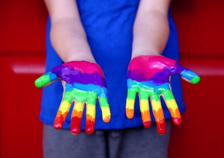 Ideolodzy genderyzmu LGBT z ograniczonym dostępem do brytyjskich szkół