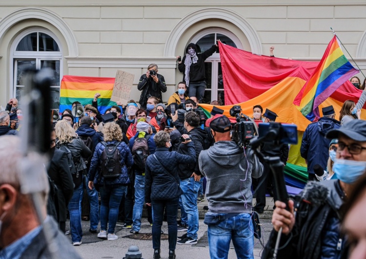  [WIDEO] Studenci UW protestują przeciwko wizycie Andrzeja Dudy. „Ma krew na rękach!”
