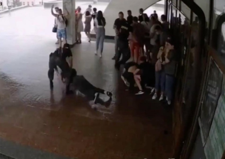  [video] Koszmar. OMON pałuje chroniących się przed deszczem w Grodnie. Myśleli, że to opozycja