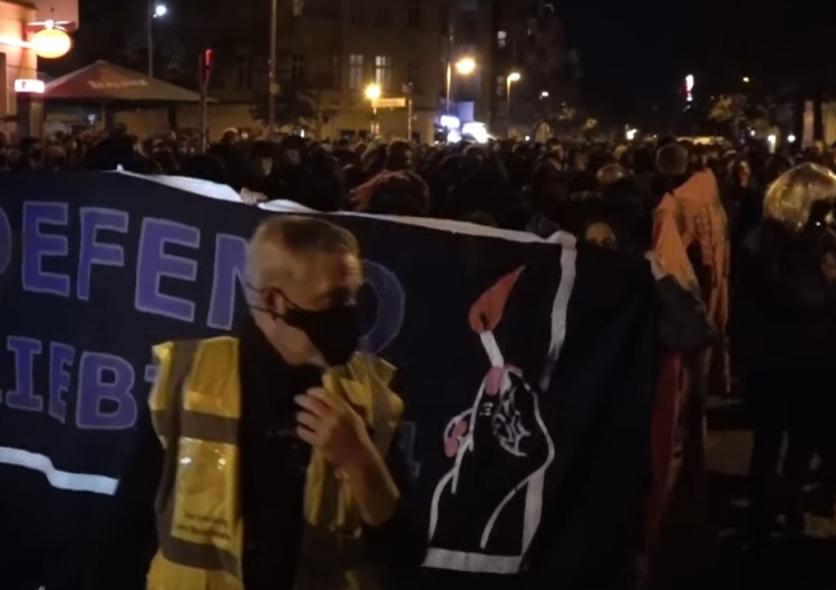 protestujący w obronie squatu Liebig34