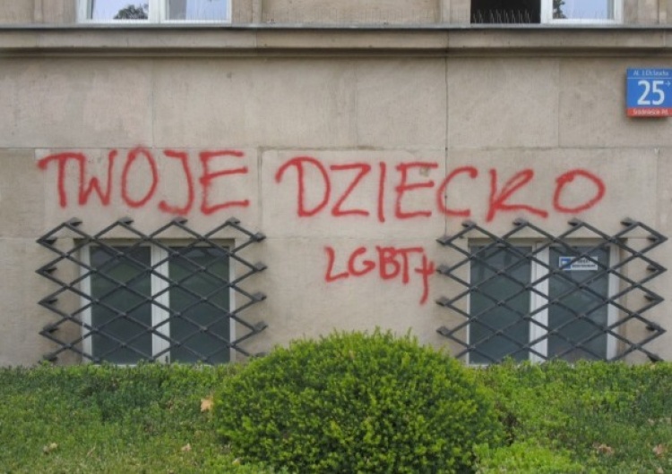 Policja zatrzymała osobę, która zniszczyła gmach MEN. To koleżanka Michała Sz.