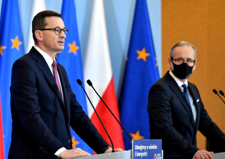 Premier ogłasza obowiązek noszenia maseczek w całym kraju