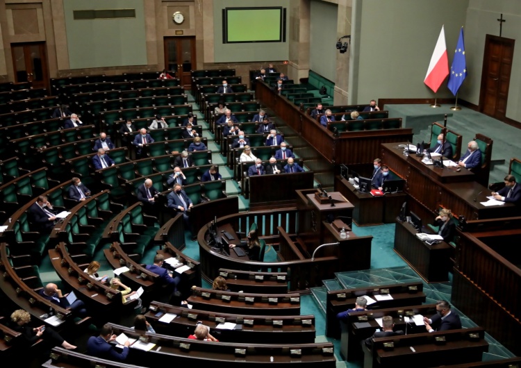  [SONDAŻ] Ogromna przewaga PiS. Ugrupowanie Hołowni w Sejmie