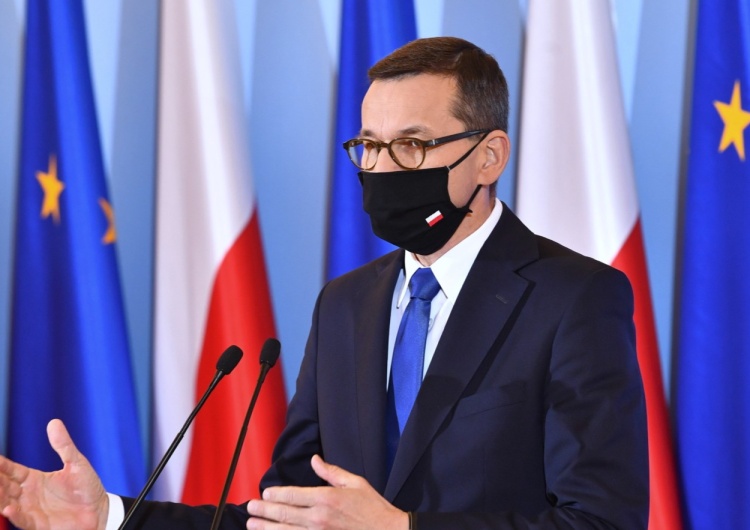 Mateusz Morawiecki fot. Radek Pietruszka Premier: Potrzebujemy restrykcji w walce z koronawirusem, ale bez zamknięcia gospodarki