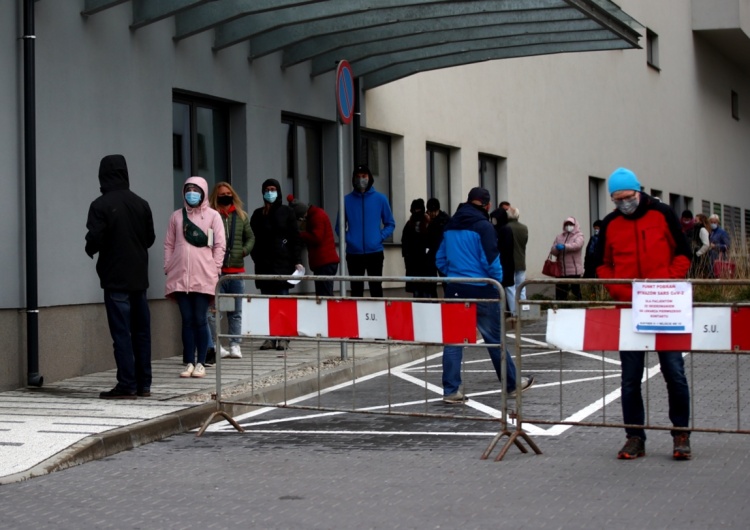 Kraków. Kolejka do badania na obecność koronawirusa Aż 100 powiatów w strefie czerwonej? Ważne słowa rzecznika resortu zdrowia