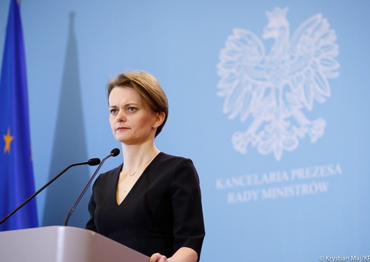 Ostatniego dnia urzędowania Emilewicz przyznała swoim pracownikom 6 mln zł z kieszeni podatników