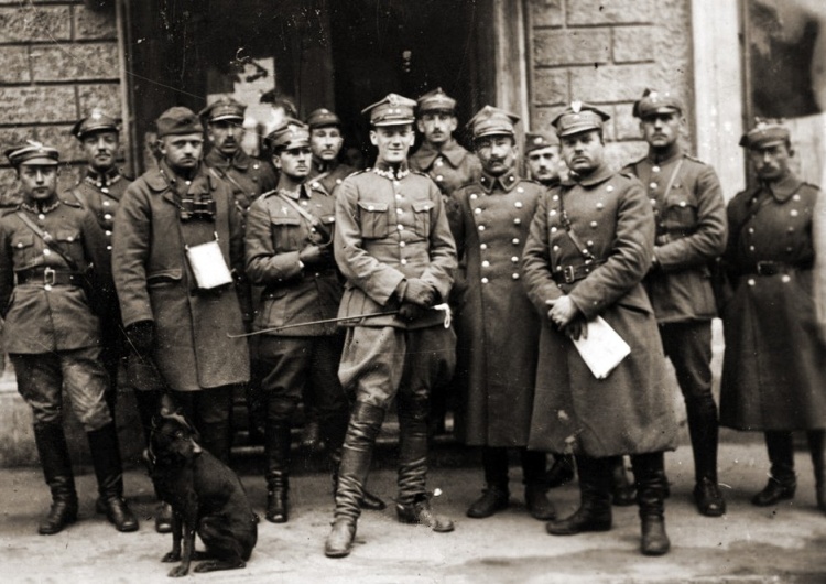 Oficerowie Oddziału Wydzielonego ppłk. Gustawa Paszkiewicza ( w środku ze szpicrutą) (55. i 56. pp, 2. i 3. dyon 14. pap, 3. komp. 14. baonu saperów) po ponownym zajęciu Mińska Litewskiego w wojnie polsko-bolszewickiej To był epilog wojny z bolszewikami. 100 lat temu Polacy ponownie zajęli Mińsk