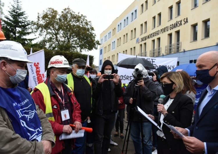  [video] Morski Port Gdańsk: Pod siedzibą zarządu związkowcy protestowali w obronie 300 miejsc pracy