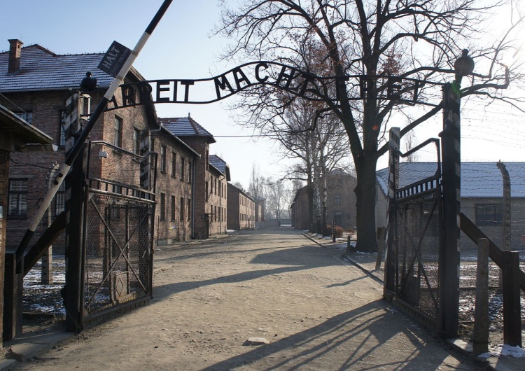 Brama obozu Auschwitz [Tylko u nas] Barbara Wojnarowska - Gautier: A z Polakami nie trzeba się liczyć?