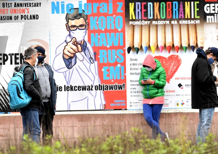 Warszawa. Kolejki do badania na obecność koronarwirusa Od dziś nowe obostrzenia. Sprawdź, jakie zasady obowiązują