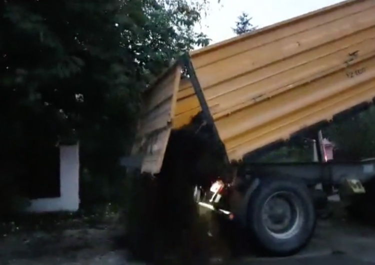  [WIDEO] Obornik przed domami posłów PiS. „Każdy zdrajca będzie naznaczony”