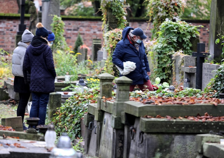 Porządki na Cmentarzu Powązkowskim w Warszawie