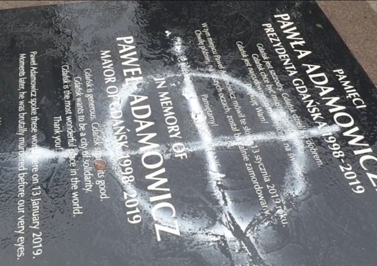 Zniszczona tablica pamięci Pawła Adamowicza Gdańsk: Zniszczono tablicę pamięci Pawła Adamowicza