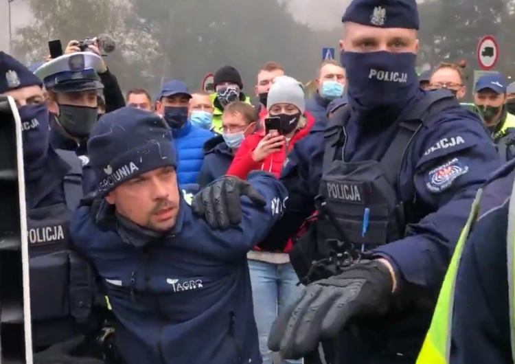 Piotr Kołodziejczak, Agro Unia [video] Lider Agro Unii zatrzymany. Miał przeszkadzać strażakom, którzy chcieli gasić płonące opony