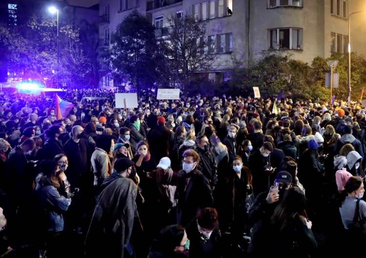Prof. Gut o protestujących: Jeżeli chcą koniecznie spotkać się z koronawirusem, to się spotkają