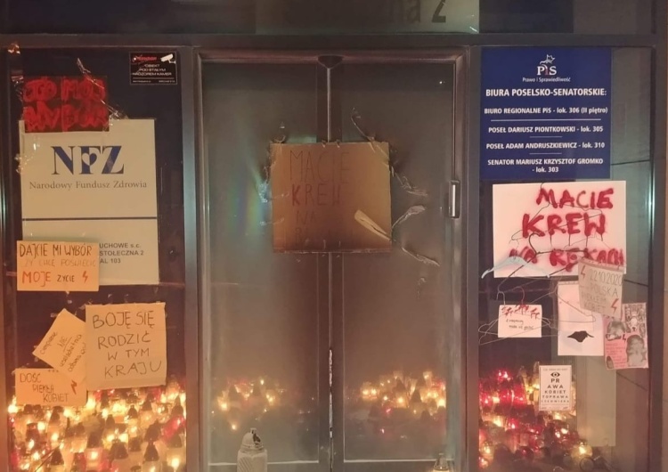 ślady ognia na biurze poselskim PiS w Białymstoku