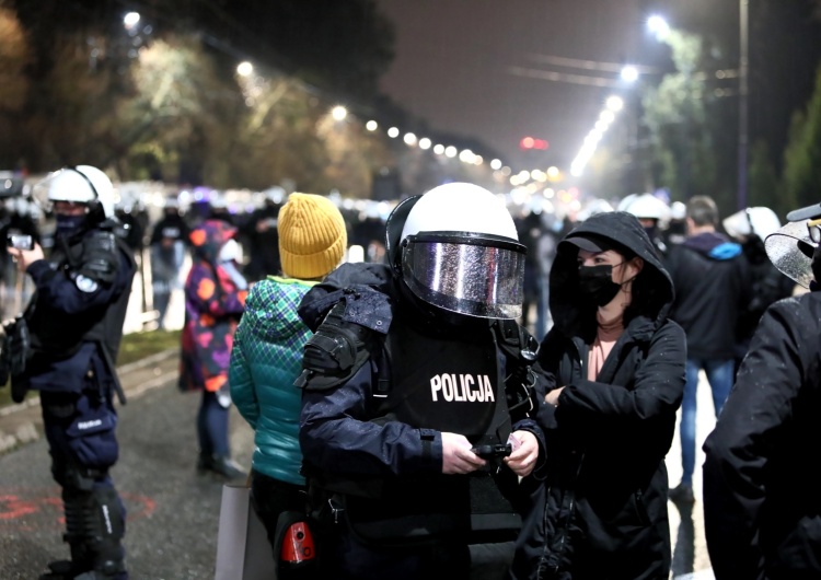 Warszawa: Jeden policjant został ranny podczas piątkowego protestu