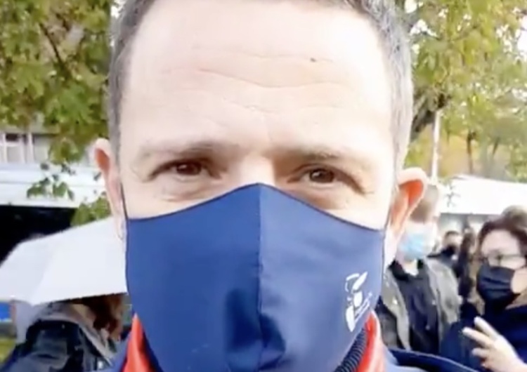  [Video] Zakaz zgromadzeń? Trzaskowski nadaje prosto z Nowogrodzkiej i dołącza do protestów