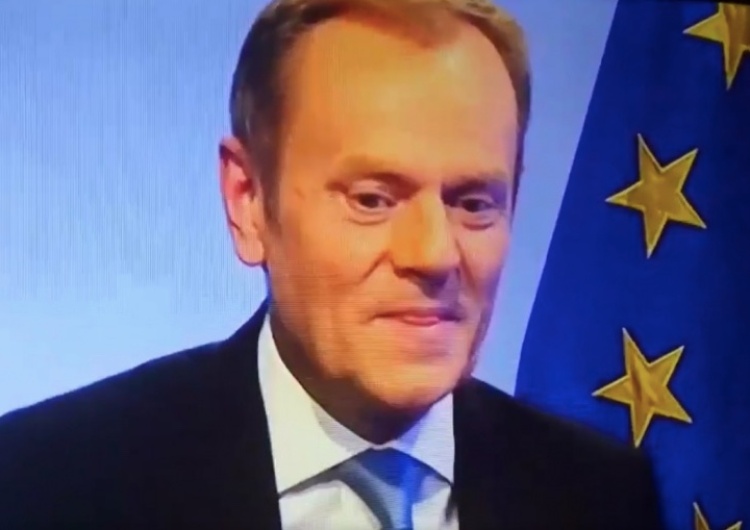 „Można wyrazić to prościej.” Tuskowi podobają się wulgarne okrzyki „Wypie****ać”?