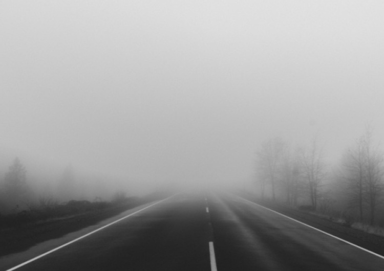 Uwaga kierowcy. IMGW ostrzega przed gęstymi mgłami w nocy