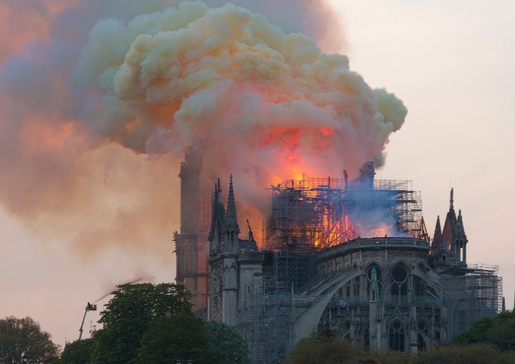 płonąca katedra Notre Dame [Tylko u nas] Marcin Bąk: Płonące katedry. Rocznica konsekracji katedry w Chartres