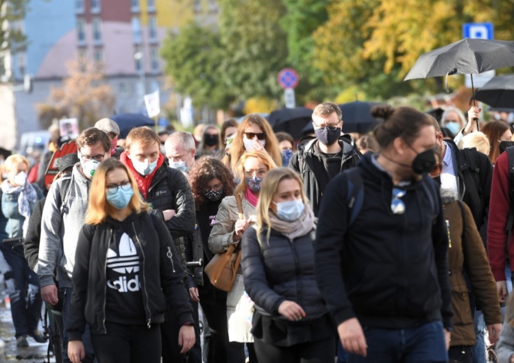 fot. Piotr Nowak Łódź: Tłum demonstrantów skanduje wulgarne hasła przed archikatedrą