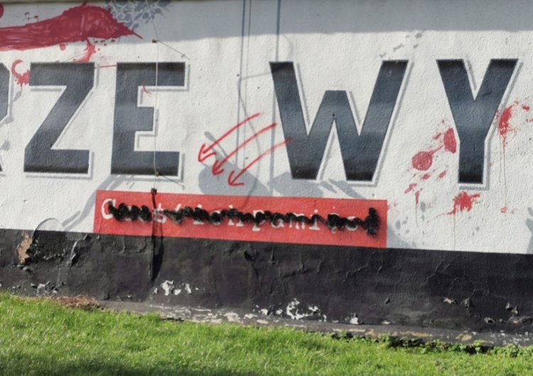 Mural Żołnierzy Wyklętych w Szczecinie pomazany symbolami Antify