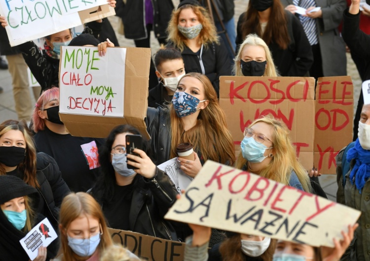 fot. Piotr Nowak Protest zwolenników aborcji przed Pałacem Arcybiskupów Warszawskich