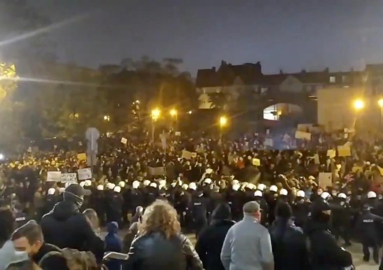 [video] Warszawa: Demonstranci zebrani pod katedrą rzucają szkłem
