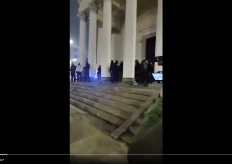  [Wideo] Atak na kościół na placu Trzech Krzyży. 