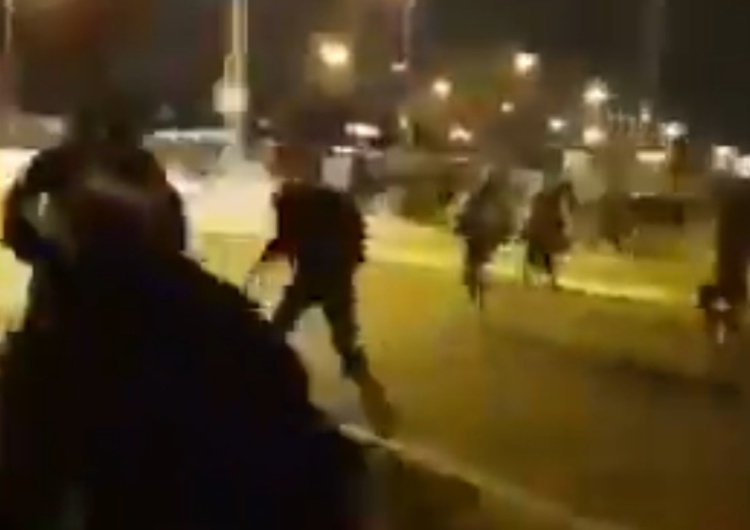 lewacccy bojówkarze uciekają przed kibicami Lecha Poznań [video] 