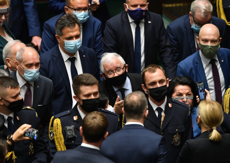 fot. Piotr Nowak Szokujące ujęcie ataku posłanek opozycji na Jarosława Kaczyńskiego