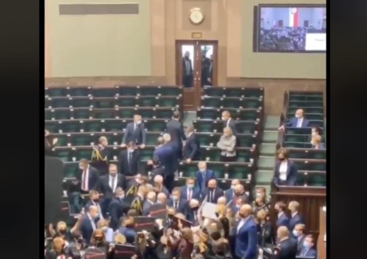  [video] Nitras dopuścił się rękoczynów. Zaatakował posła PiS na sali sejmowej