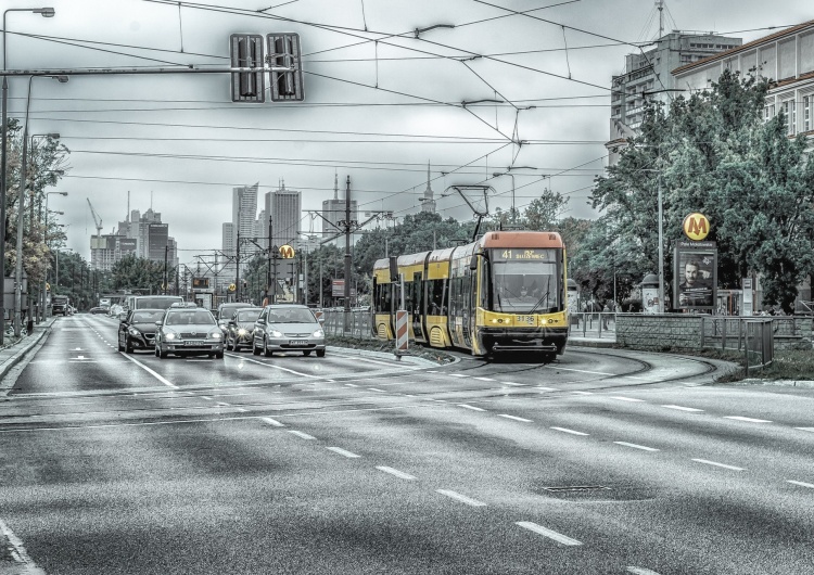 Arcaion Stołeczny transport oflagowany w akcie solidarności ze Strajkiem Kobiet. Marsz Niepodległości się nie odbędzie... bo pandemia