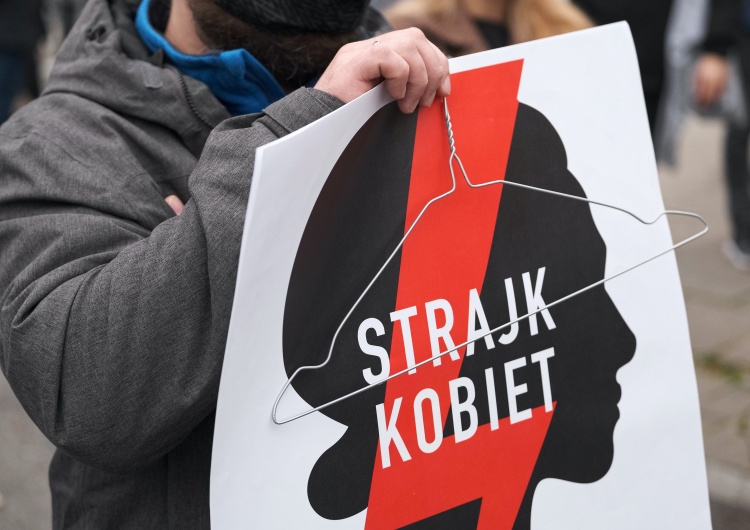 mBank z czerwonym piorunem, symbolem