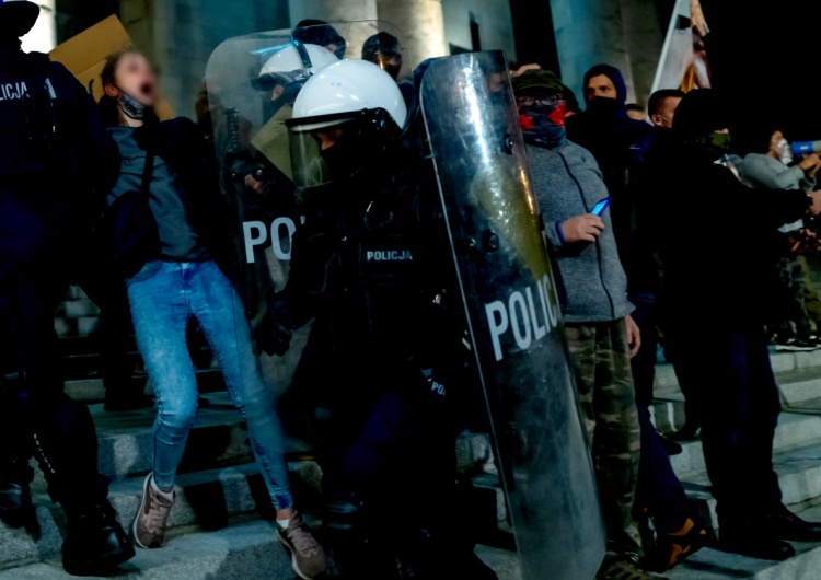 Nieoficjalnie: Warszawska policja od środy pilnuje całą dobę kościołów i mieszkań posłów PiS