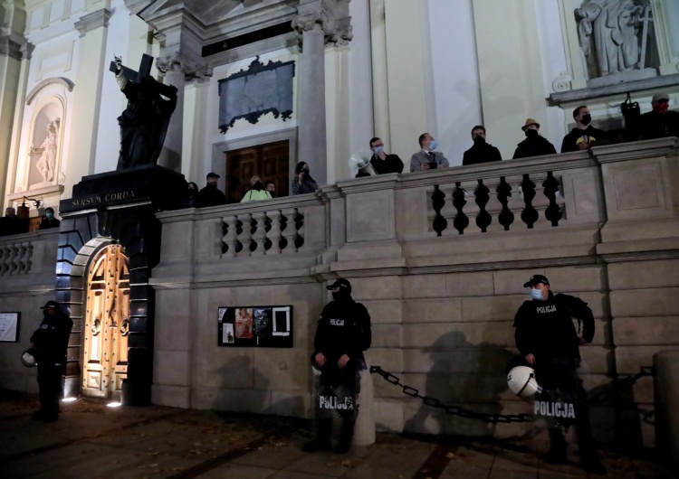 Kontrdemonstranci pod Kościołem św. Krzyża przy Krakowskim Przedmieściu w Warszawie „Agresywna lewica robi najazd na stolicę”. Wystosowano apel do Warszawiaków, by bronili kościołów