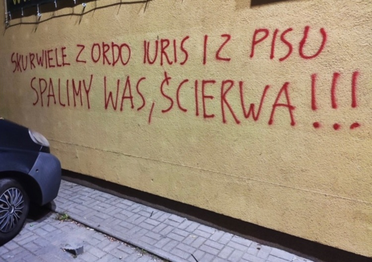 napis na ścianie