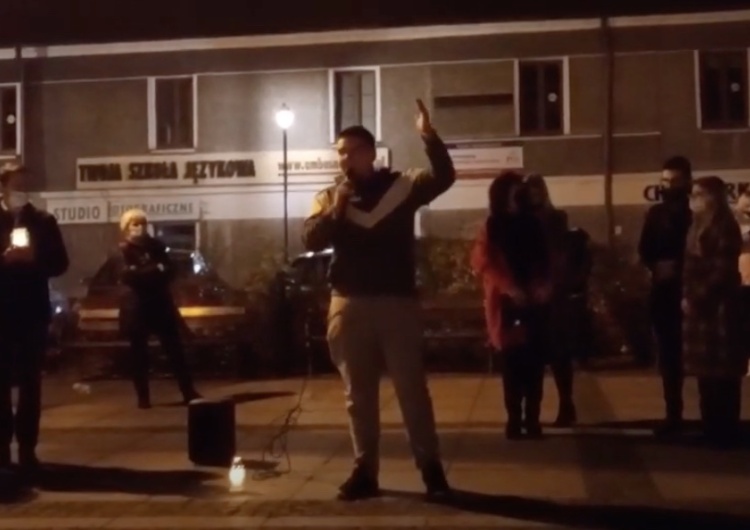  [WIDEO] „Wezmę koktajl Mołotowa i rzucę im przez okno”. Groźby na proteście z udziałem posła PO