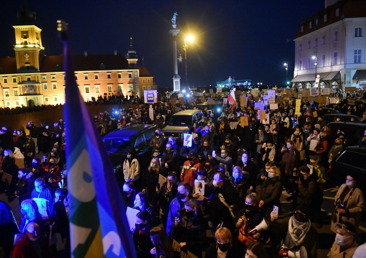  [Video] Race i granaty hukowe na pl. Zamkowym. Kolejny dzień protestów