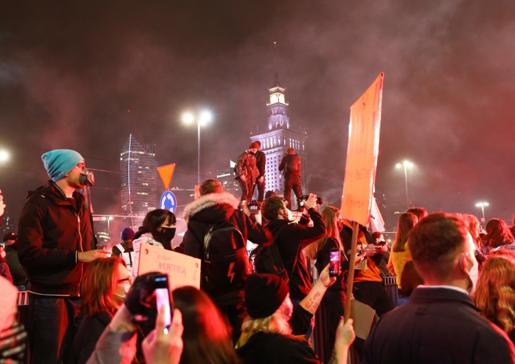Protestujący idą w kierunku Żoliborza, gdzie mieszka prezes PiS